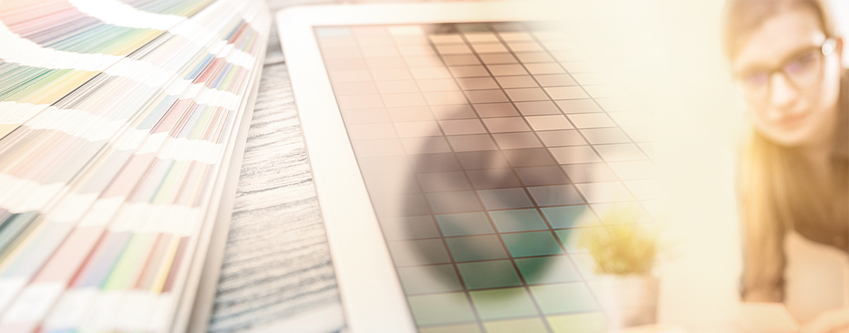 Grafikerin mit Farbmustern