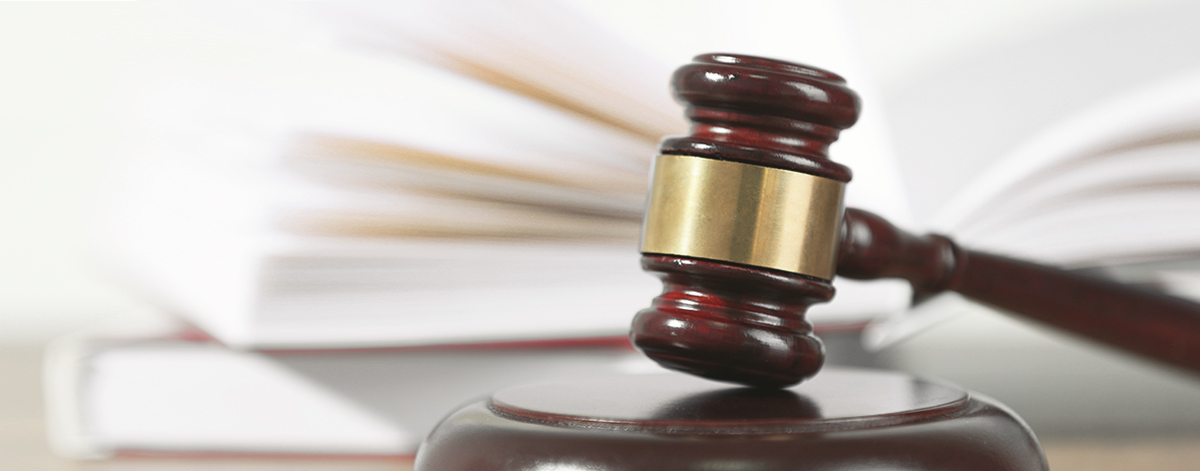 Richterhammer als Symbol für Steuern und Recht